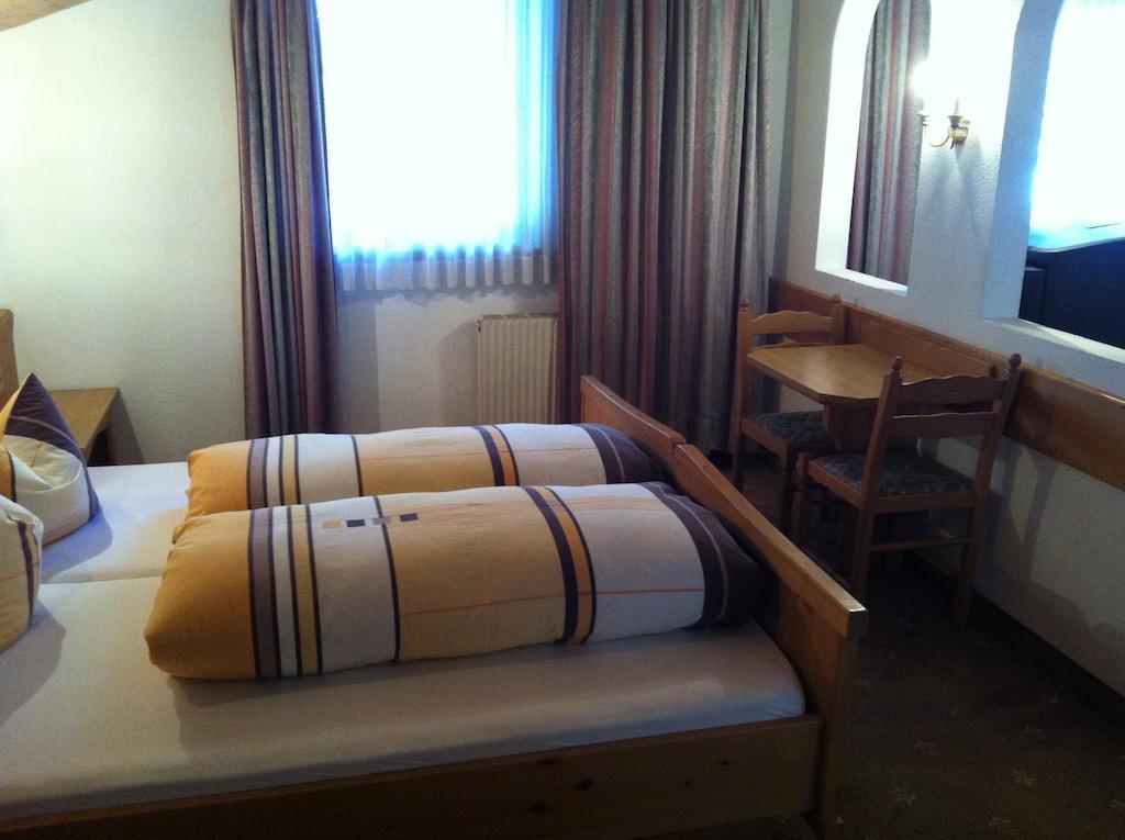 Hotel Garni Pfandl Neustift im Stubaital Zimmer foto